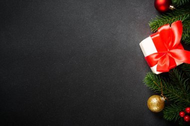 Noel arkaplanı, Noel ağacı, hediye kutusu ve Noel süslemeleri. Kopyalama alanı olan düz resim.