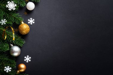Siyah noel arkaplanı, tatil süslemeleri, zarif modern stil. Metin için boşluk ile düz uzandı.