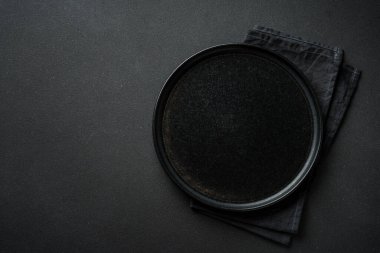 Siyah arka planda siyah plaka. Metin için boşluk olan üst görünüm.