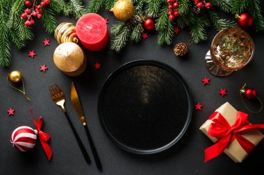 Noel masası. Noel yemeği, siyah üzerine zarif süslemeler olan bayram yemekleri. Kopyalama alanı olan düz.