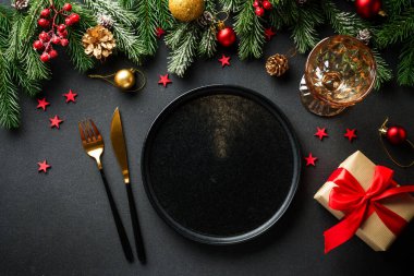 Noel masası. Noel yemeği, siyah üzerine zarif süslemeler olan bayram yemekleri. Kopyalama alanı olan düz.
