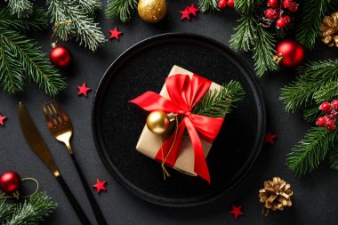 Noel yemeği. Noel süsleri ve siyah tabaklar. Kopyalama alanı olan düz.