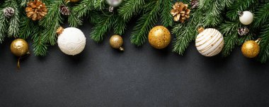 Noel beyazı, altın süslemeler ve siyah ladin ağacı. Web pankartı biçimi.