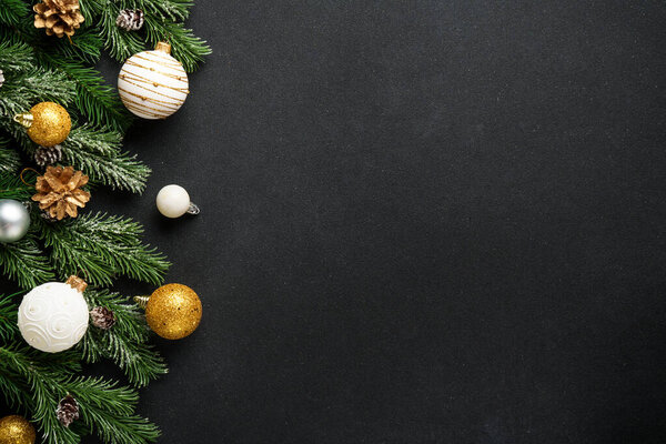 Рождественский фон или открытка. Рождественские белые и золотые украшения и елка в черном. Квартира с копировальным пространством.