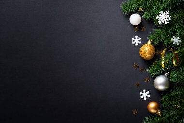 Noel süslemeleri, siyah arka planda beyaz ve altın noel süsleri. Metin için boşluk ile düz uzandı.