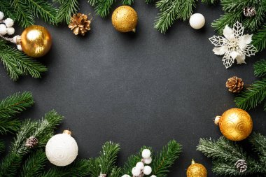 Noel arkaplanı ya da tebrik kartı. Noel beyazı, altın süslemeler ve siyah ladin ağacı. Kopyalama alanı olan düz.