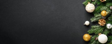 Noel beyazı, altın süslemeler ve siyah ladin ağacı. Metin için alanı olan web pankartı biçimi.