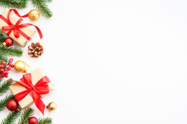 Noel hediyesi kutusu, köknar ağacı ve beyaz arka planda süslemeler.