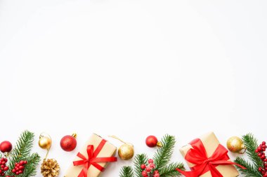 Noel hediyesi kutusu, köknar ağacı ve beyaz arka planda süslemeler.