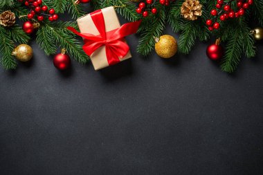 Siyahta Noel tebrik kartı. Noel ağacı ve hediye kutusu ve tatil süslemeleri düzdü..