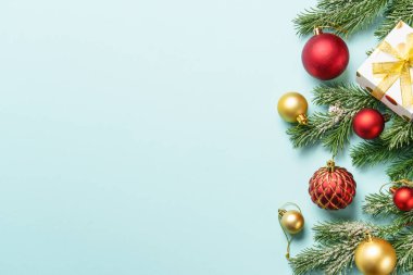 Noel beyazı ve altın süslemeler ve mavi arka planda dizayn için yeri olan noel ağacı. Düz yatıyordu.