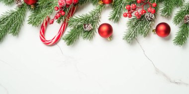 Noel arkaplanı beyazı üzerine kuruluydu. Noel süsleri, hediye kutusu ve dekorasyonlar..