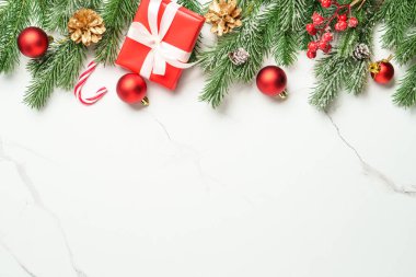 Noel arkaplanı beyazı üzerine kuruluydu. Noel süsleri, hediye kutusu ve dekorasyonlar..