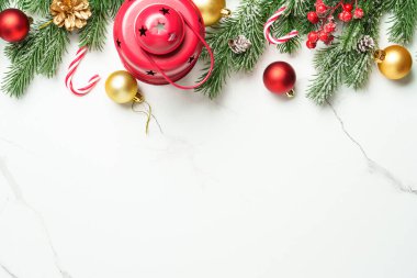 Noel arkaplanı beyazı üzerine kuruluydu. Noel süsleri, hediye kutusu ve dekorasyonlar..