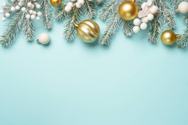 Noel süslemeleri düzdü. Tasarım için alanı olan beyaz ve altın noel süsü.