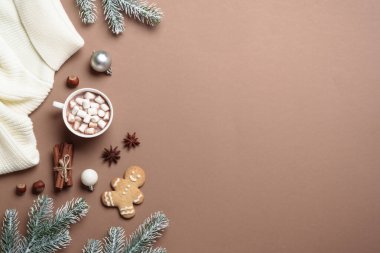 Mocha Mousse Winter arka planda yatıyordu. Sıcak çikolata, noel kurabiyeleri ve köknar ağacı dallı baharatlar..