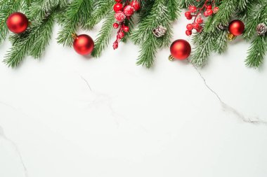 Noel arkaplanı beyazı üzerine kuruluydu. Noel süsleri, hediye kutusu ve dekorasyonlar..