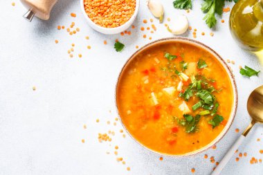 Kırmızı mercimek çorbası, beyaz arka planda geleneksel orta doğu yemeği. Tasarım için alanı olan üst görünüm.