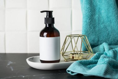 Banyoda sıvı sabun. Banyo aksesuarları..