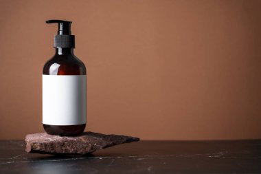 Şampuan şişesi ya da koyu gölgeli sıvı sabun..