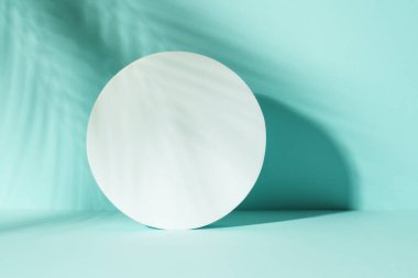 Podyum ve palmiye gölgeleriyle kozmetik arka plan. Tasarım için boş boşluk.