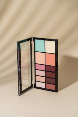 Göz falı paleti ve koyu gölgeli renkli arka planda fırçalar.