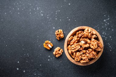 Siyah arka planda fındıklar kasede. Üst görünüm.