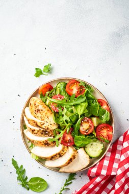 Siyah masada tavuk bifteği ve taze sebzeli yeşil salata. Kopyalama alanı olan üst görünüm.