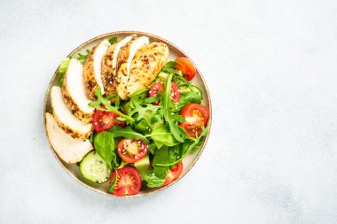 Siyah masada ızgara et ve sebzeli tavuk salatası. Kopyalama alanı olan üst görünüm.