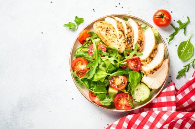 Siyah masada ızgara et ve sebzeli tavuk salatası. Kopyalama alanı olan üst görünüm.