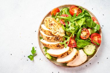 Siyah masada ızgara et ve sebzeli tavuk salatası. Kopyalama alanı olan üst görünüm.