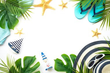 Yaz tatili ve seyahat konsepti. Palmiye yaprakları, deniz kabukları ve beyaz arka planda dekor. Kopyalama alanı olan düz.