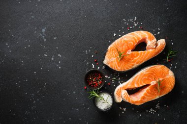 Çiğ balık, siyah arka planda taze somon bifteği..