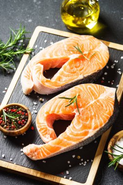 Baharatlı taze biftekler. Kapat..