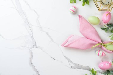 Beyaz üzerine paskalya arkaplanı. Paskalya yumurtaları ve dekorasyonlar. Kopyalama alanı olan düz resim.