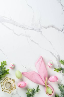 Paskalya düzlüğü arka plandaydı. Paskalya yumurtaları ve beyazın üzerindeki süslemeler. Kopyalama alanı olan düz.