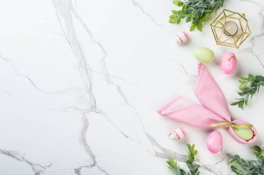 Beyaz arka planda Paskalya yumurtaları. Kopyalama alanı olan düz resim.