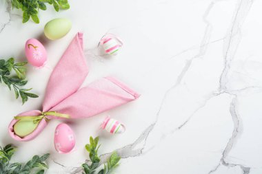 Beyaz üzerine paskalya arkaplanı. Paskalya yumurtaları ve dekorasyonlar. Kopyalama alanı olan düz resim.