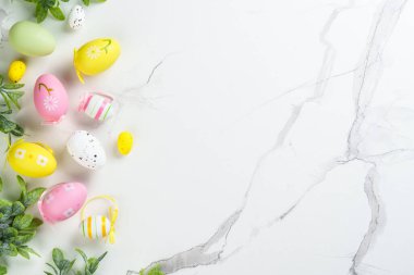 Beyaz arka planda Paskalya yumurtaları. Kopyalama alanı olan düz resim.