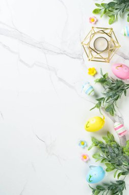 Beyaz arka planda Paskalya yumurtaları. Kopyalama alanı olan düz resim.