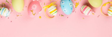 Paskalya arkaplanı pembe renkli yumurtalar. Web pankartı biçimi.