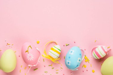 Renkli arka planda Paskalya yumurtaları. Kopyalama alanı olan düz.