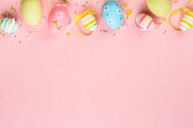 Paskalya arka planında pembe yumurtalar. En üst görüntü.