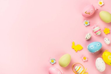 Renkli arka planda Paskalya yumurtaları. Kopyalama alanı olan düz.