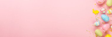 Paskalya arkaplanı pembe renkli yumurtalar. Web pankartı biçimi.
