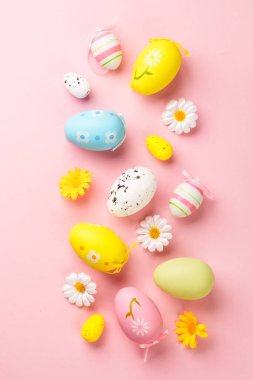 Pembe arka planda Paskalya yumurtaları. Düz, dikey.