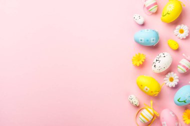 Renkli arka planda Paskalya yumurtaları. Kopyalama alanı olan düz.