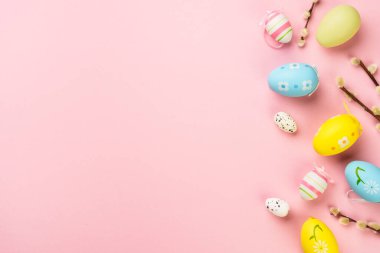 Paskalya arka planında pembe yumurtalar. En üst görüntü.