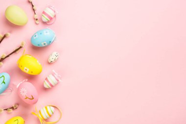 Renkli arka planda Paskalya yumurtaları. Kopyalama alanı olan düz.