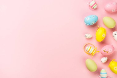 Renkli arka planda Paskalya yumurtaları. Kopyalama alanı olan düz.